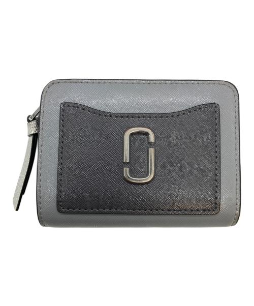 MARC JACOBS（マークジェイコブズ）MARC JACOBS (マークジェイコブズ) ザ ユーティリティ スナップショット コンパクト ウォレット ミニ グレーの古着・服飾アイテム