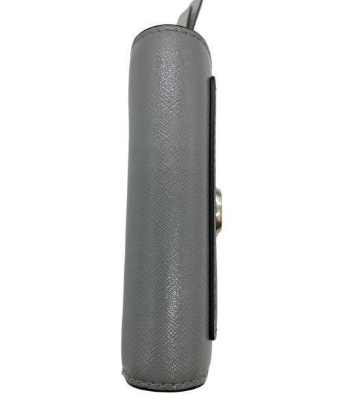 MARC JACOBS（マークジェイコブズ）MARC JACOBS (マークジェイコブズ) ザ ユーティリティ スナップショット コンパクト ウォレット ミニ グレーの古着・服飾アイテム