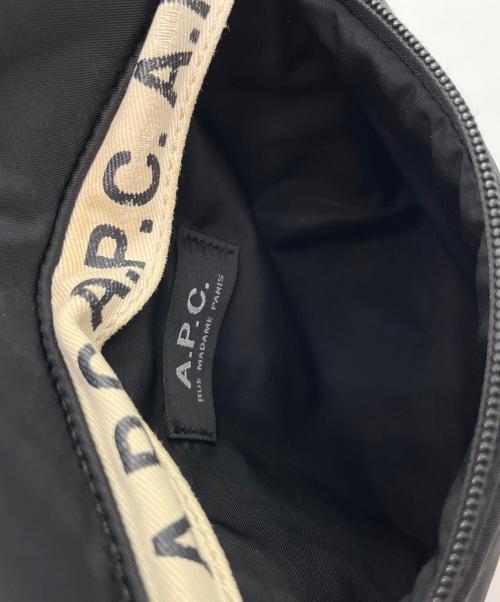 A.P.C.（アーペーセー）A.P.C. (アーペーセー) ショルダーバッグ ブラック×アイボリーの古着・服飾アイテム