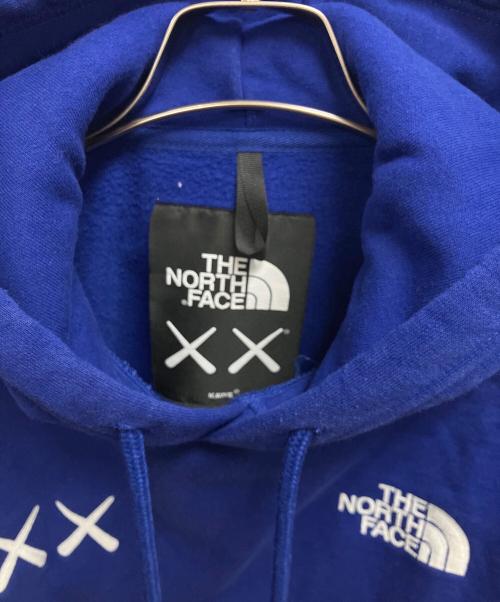 THE NORTH FACE（ザ ノース フェイス）THE NORTH FACE (ザ ノース フェイス) KAWS (カウズ) パーカー ブルー サイズ:SIZE Sの古着・服飾アイテム