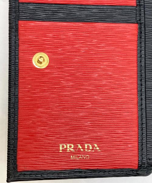 PRADA（プラダ）PRADA (プラダ) ヴィテロムーブ　3つ折り財布 ブラック×レッドの古着・服飾アイテム