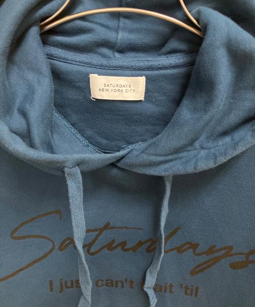 Saturdays NYC（サタデーズ ニューヨーク）Saturdays NYC (サタデーズ ニューヨーク) FRAGMENT DESIGN (フラグメントデザイン) プルオーバーパーカー ブルー サイズ:SIZE Mの古着・服飾アイテム