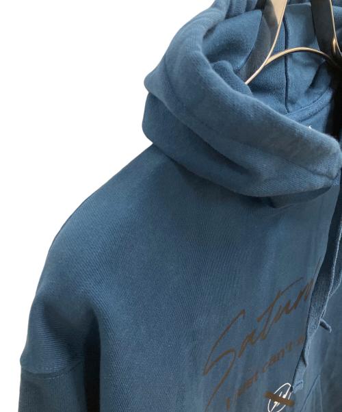 Saturdays NYC（サタデーズ ニューヨーク）Saturdays NYC (サタデーズ ニューヨーク) FRAGMENT DESIGN (フラグメントデザイン) プルオーバーパーカー ブルー サイズ:SIZE Mの古着・服飾アイテム