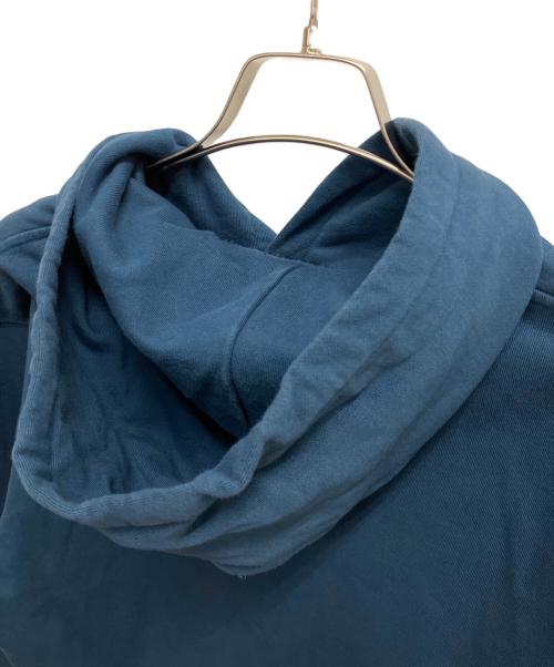 Saturdays NYC（サタデーズ ニューヨーク）Saturdays NYC (サタデーズ ニューヨーク) FRAGMENT DESIGN (フラグメントデザイン) プルオーバーパーカー ブルー サイズ:SIZE Mの古着・服飾アイテム