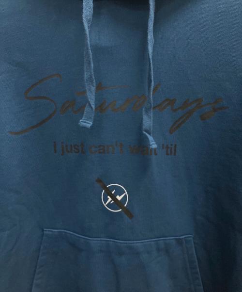 Saturdays NYC（サタデーズ ニューヨーク）Saturdays NYC (サタデーズ ニューヨーク) FRAGMENT DESIGN (フラグメントデザイン) プルオーバーパーカー ブルー サイズ:SIZE Mの古着・服飾アイテム