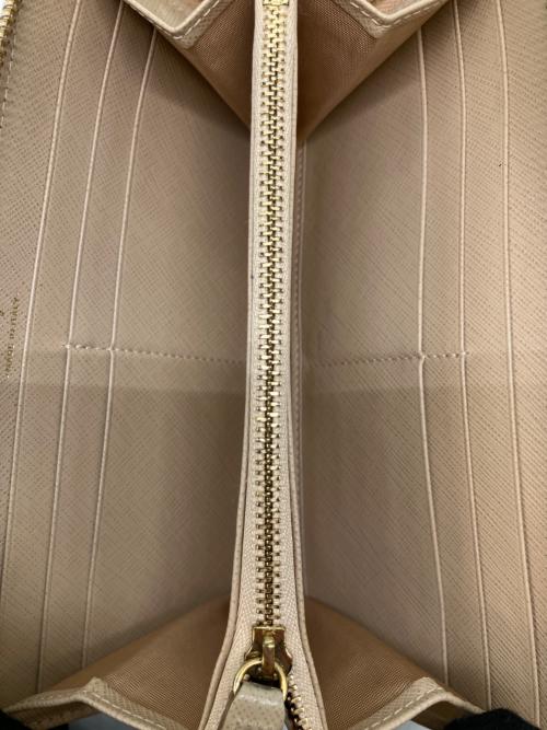 Salvatore Ferragamo（サルヴァトーレ フェラガモ）Salvatore Ferragamo (サルヴァトーレ フェラガモ) ヴァラリボン 長財布 アイボリーの古着・服飾アイテム