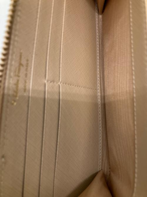 Salvatore Ferragamo（サルヴァトーレ フェラガモ）Salvatore Ferragamo (サルヴァトーレ フェラガモ) ヴァラリボン 長財布 アイボリーの古着・服飾アイテム
