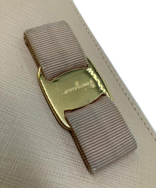 Salvatore Ferragamo（サルヴァトーレ フェラガモ）Salvatore Ferragamo (サルヴァトーレ フェラガモ) ヴァラリボン 長財布 アイボリーの古着・服飾アイテム