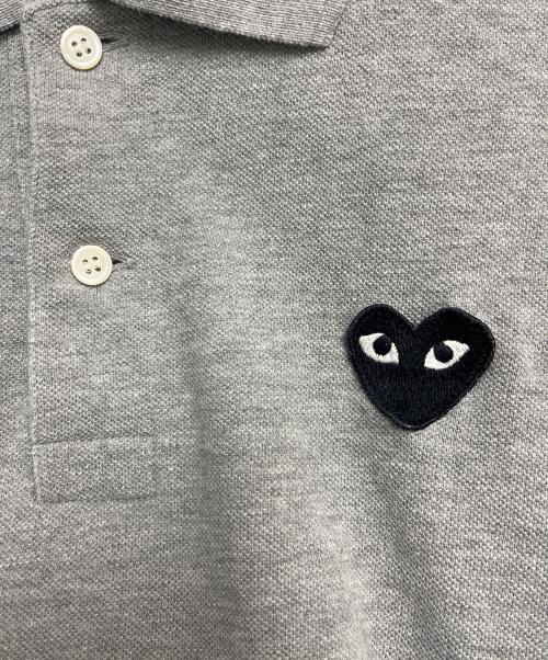 PLAY COMME des GARCONS（プレイコムデギャルソン）PLAY COMME des GARCONS (プレイコムデギャルソン) 半袖ポロシャツ グレー サイズ:SIZE Mの古着・服飾アイテム