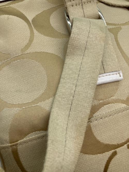 COACH（コーチ）COACH (コーチ) コーチ シグネチャー デイジー リュック ベージュの古着・服飾アイテム