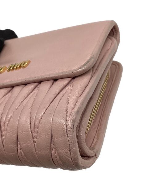 MIU MIU（ミュウミュウ）MIU MIU (ミュウミュウ) マテラッセ　2つ折り財布 ピンクの古着・服飾アイテム