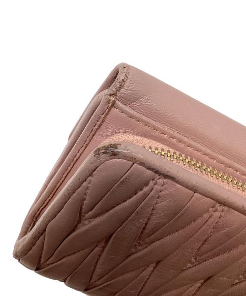 MIU MIU（ミュウミュウ）MIU MIU (ミュウミュウ) マテラッセ　2つ折り財布 ピンクの古着・服飾アイテム