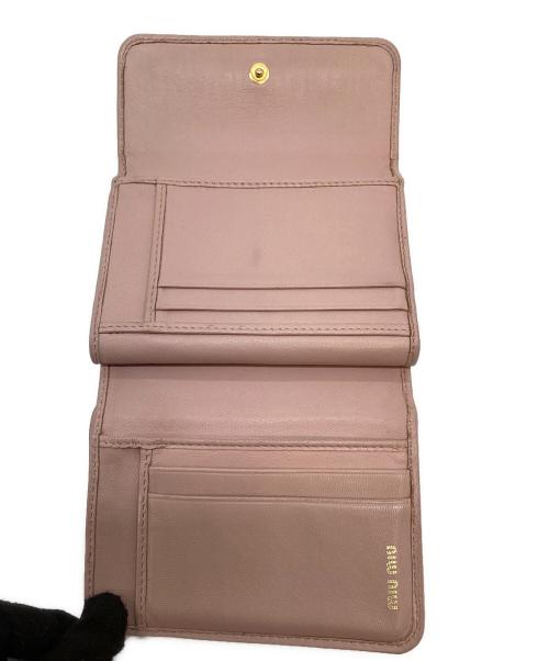 MIU MIU（ミュウミュウ）MIU MIU (ミュウミュウ) マテラッセ　2つ折り財布 ピンクの古着・服飾アイテム