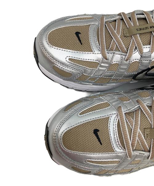 NIKE（ナイキ）NIKE (ナイキ) P−6000 ローカットスニーカー シルバー×ベージュ サイズ:SIZE 28cm 未使用品の古着・服飾アイテム