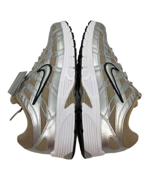 NIKE（ナイキ）NIKE (ナイキ) P−6000 ローカットスニーカー シルバー×ベージュ サイズ:SIZE 28cm 未使用品の古着・服飾アイテム