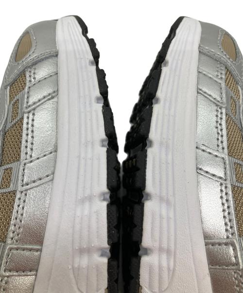 NIKE（ナイキ）NIKE (ナイキ) P−6000 ローカットスニーカー シルバー×ベージュ サイズ:SIZE 28cm 未使用品の古着・服飾アイテム