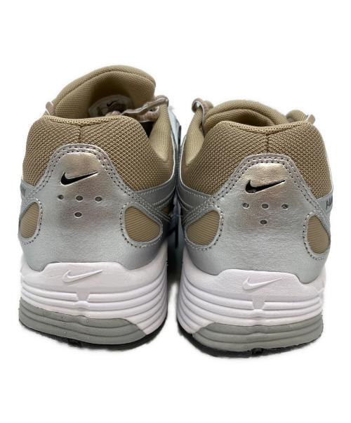 NIKE（ナイキ）NIKE (ナイキ) P−6000 ローカットスニーカー シルバー×ベージュ サイズ:SIZE 28cm 未使用品の古着・服飾アイテム