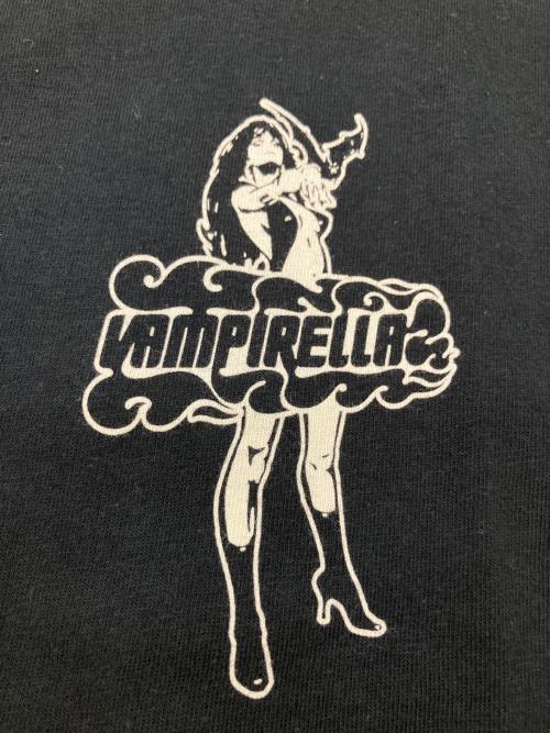 Hysteric Glamour（ヒステリックグラマー）Hysteric Glamour (ヒステリックグラマー) VAMPIRELLA (ヴァンピレラ) VAMPIRELLA/FLAME LOGO Tシャツ ブラック サイズ:SIZE M 未使用品の古着・服飾アイテム