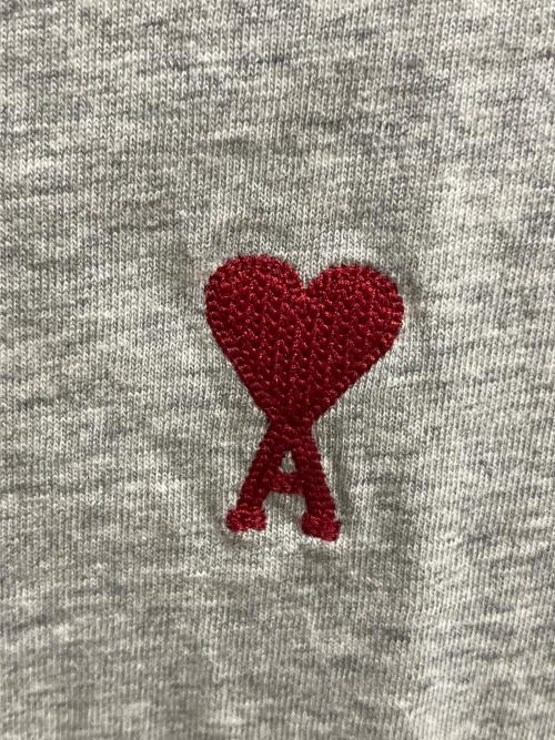 AMI Alexandre Mattiussi（アミアレクサンドルマテュッシ）AMI Alexandre Mattiussi (アミアレクサンドルマテュッシ) Ami de Coeur Tシャツ グレー×レッド サイズ:SIZE Mの古着・服飾アイテム
