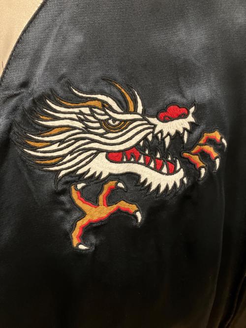 VANSON（バンソン）VANSON (バンソン) クローズ&WORST (クローズワースト) ”坊屋春道 龍モチーフ × T.F.O.A 武装戦線 デスラビット” 総刺繍 リバーシブルスカジャン ブラック サイズ:SIZE Lの古着・服飾アイテム