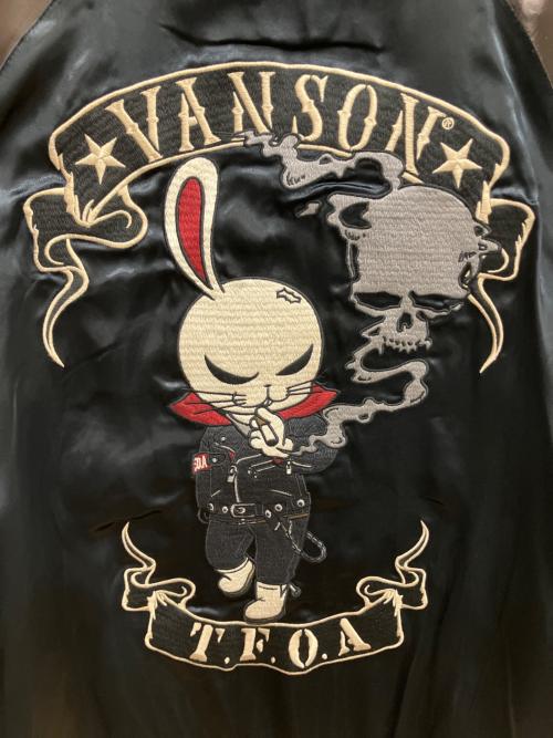 VANSON（バンソン）VANSON (バンソン) クローズ&WORST (クローズワースト) ”坊屋春道 龍モチーフ × T.F.O.A 武装戦線 デスラビット” 総刺繍 リバーシブルスカジャン ブラック サイズ:SIZE Lの古着・服飾アイテム