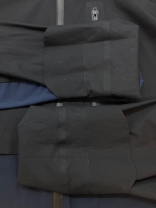 on（オン）on (オン) トレーニングウェア ナイロンジャケット ブラック×ネイビー サイズ:SIZE Mの古着・服飾アイテム