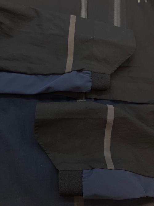 on（オン）on (オン) トレーニングウェア ナイロンジャケット ブラック×ネイビー サイズ:SIZE Mの古着・服飾アイテム