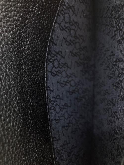 Yves Saint Laurent（イヴサンローラン）Yves Saint Laurent (イヴサンローラン) クラッチバッグ ブラック×ゴールドの古着・服飾アイテム