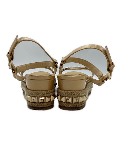 Christian Louboutin（クリスチャン・ルブタン）Christian Louboutin (クリスチャン・ルブタン) CATACLOU ウェッジソールサンダル ベージュ サイズ:SIZE 39の古着・服飾アイテム