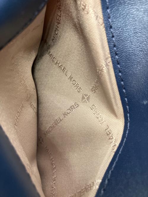 MICHAEL KORS（マイケルコース）MICHAEL KORS (マイケルコース) JET SET TRAVEL 2つ折り財布 ブルーの古着・服飾アイテム