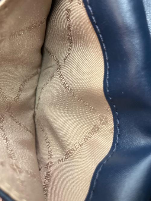 MICHAEL KORS（マイケルコース）MICHAEL KORS (マイケルコース) JET SET TRAVEL 2つ折り財布 ブルーの古着・服飾アイテム