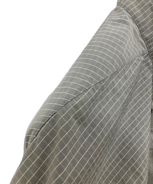 DESCENTE ALLTERRAIN（デザイント オルテライン）DESCENTE ALLTERRAIN (デザイント オルテライン) グレイッシュリップストップハーフスリーブシャツ 半袖シャツ グレー サイズ:SIZE Lの古着・服飾アイテム