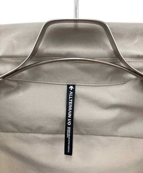 DESCENTE ALLTERRAIN（デザイント オルテライン）DESCENTE ALLTERRAIN (デザイント オルテライン) ソロテックスロングスリーブレギュラーカラーシャツ 長袖シャツ ベージュ サイズ:SIZE Mの古着・服飾アイテム