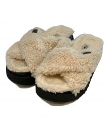 UGG（アグ）の古着「ファズ シュガー クロス スライド　ファーサンダル」｜アイボリー×ブラック