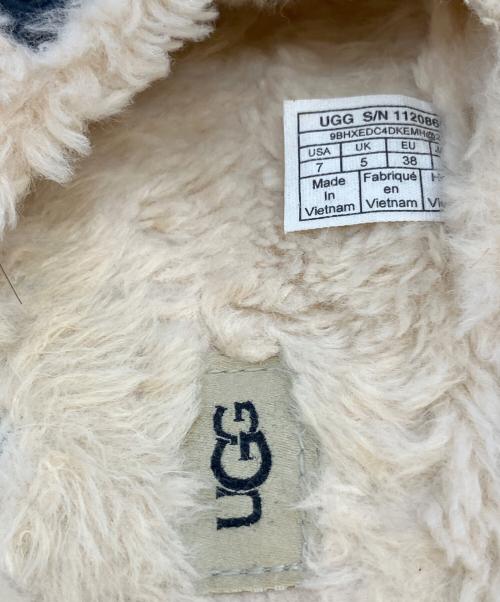 UGG（アグ）UGG (アグ) ファズ シュガー クロス スライド　ファーサンダル アイボリー×ブラック サイズ:SIZE 24cmの古着・服飾アイテム