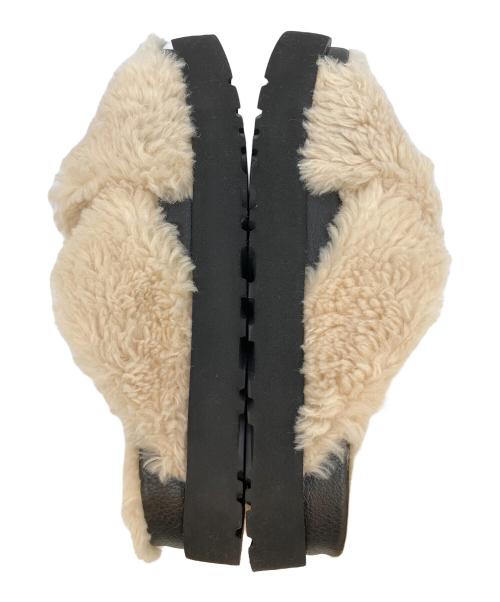 UGG（アグ）UGG (アグ) ファズ シュガー クロス スライド　ファーサンダル アイボリー×ブラック サイズ:SIZE 24cmの古着・服飾アイテム