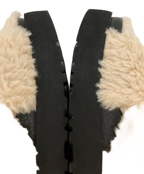 UGG（アグ）UGG (アグ) ファズ シュガー クロス スライド　ファーサンダル アイボリー×ブラック サイズ:SIZE 24cmの古着・服飾アイテム