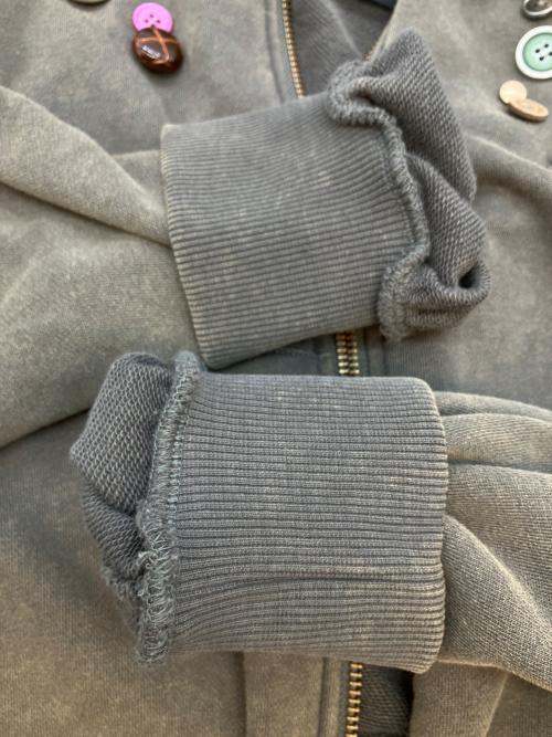 HIROKI TSUZUKI（ヒロキツズキ）HIROKI TSUZUKI (ヒロキツズキ) ボタン装飾　ジップパーカー グレー サイズ:SIZE Fの古着・服飾アイテム