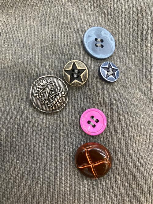HIROKI TSUZUKI（ヒロキツズキ）HIROKI TSUZUKI (ヒロキツズキ) ボタン装飾　ジップパーカー グレー サイズ:SIZE Fの古着・服飾アイテム