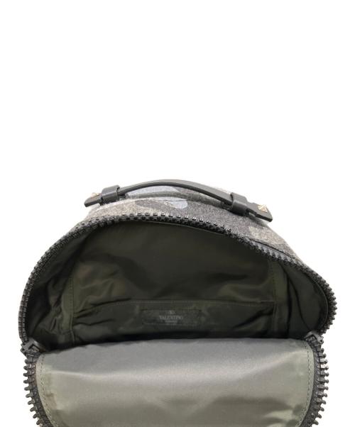 VALENTINO GARAVANI（ヴァレンティノ・ガラヴァーニ）VALENTINO GARAVANI (ヴァレンティノ・ガラヴァーニ) リュック グレーの古着・服飾アイテム