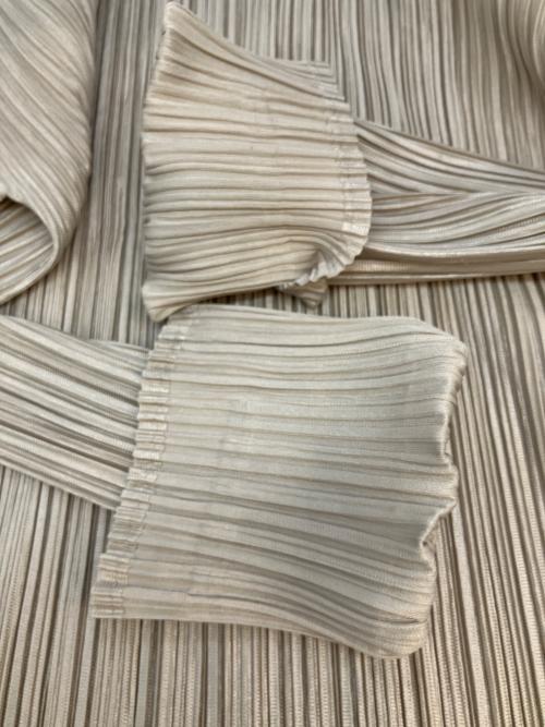 PLEATS PLEASE（プリーツプリーズ）PLEATS PLEASE (プリーツプリーズ) 長袖カットソー ベージュ サイズ:SIZE 4の古着・服飾アイテム