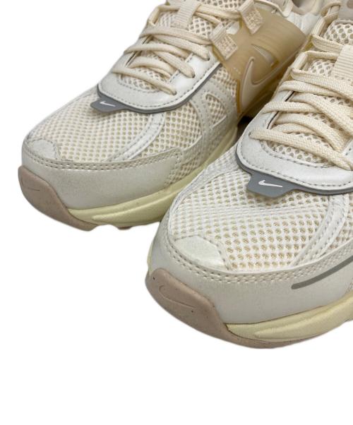 NIKE（ナイキ）NIKE (ナイキ) NIKE W V2K RUN PALE IVORY/PALE IVORY-COCONUT MILK ベージュ サイズ:SIZE 25cmの古着・服飾アイテム