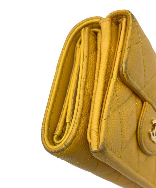 CHANEL（シャネル）CHANEL (シャネル) スモールフラップウォレット マトラッセ キャビアスキン 3つ折り財布 イエローの古着・服飾アイテム