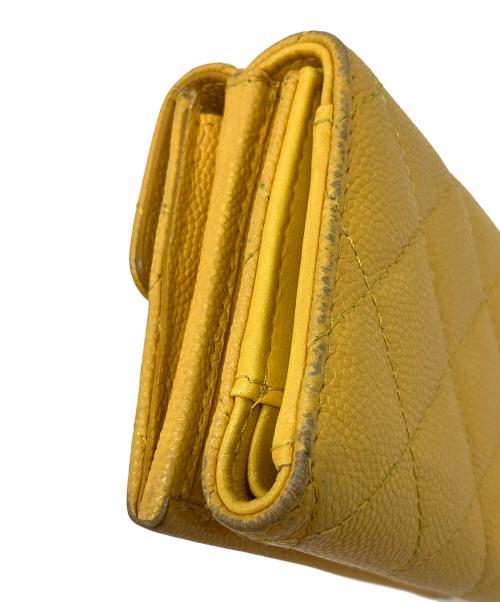 CHANEL（シャネル）CHANEL (シャネル) スモールフラップウォレット マトラッセ キャビアスキン 3つ折り財布 イエローの古着・服飾アイテム