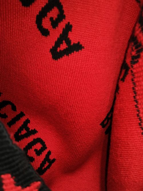 BALENCIAGA（バレンシアガ）BALENCIAGA (バレンシアガ) 総柄BALENCIAGAスラッシュロゴ付クルーネックニット ブラック×レッド サイズ:XSの古着・服飾アイテム