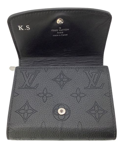 LOUIS VUITTON（ルイ ヴィトン）LOUIS VUITTON (ルイ ヴィトン) 2つ折り財布 / マヒナ ポルトフォイユ・イリス コンパクト ブラックの古着・服飾アイテム