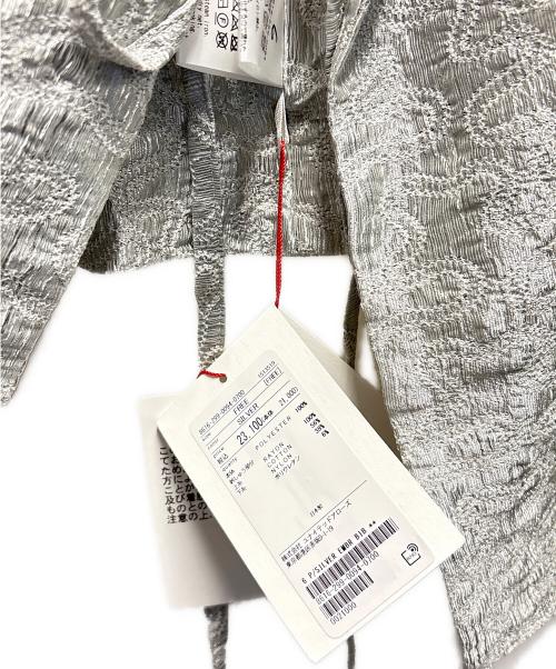 6(ROKU) BEAUTY&YOUTH（ロク ビューティーアンドユース）6(ROKU) BEAUTY&YOUTH (ロク ビューティーアンドユース) エンブロイダリービブ 未使用品の古着・服飾アイテム