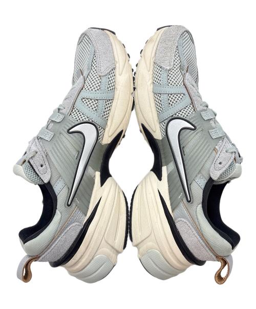 NIKE（ナイキ）NIKE (ナイキ) WMNS V2K RUN グレー×ホワイト サイズ:US 10の古着・服飾アイテム