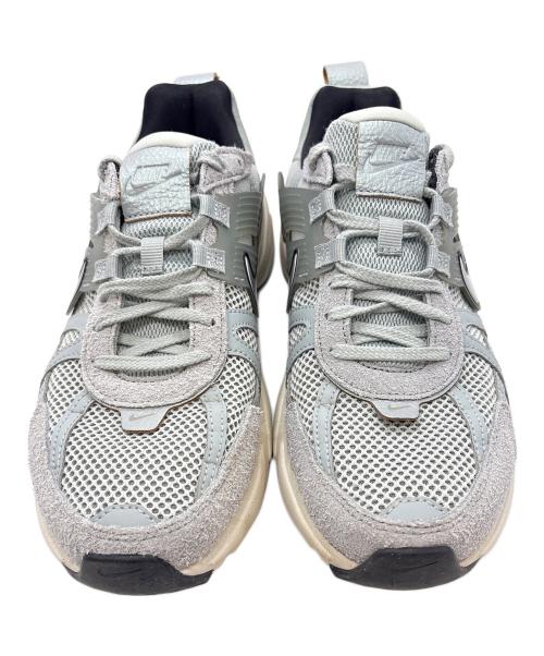 NIKE（ナイキ）NIKE (ナイキ) WMNS V2K RUN グレー×ホワイト サイズ:US 10の古着・服飾アイテム
