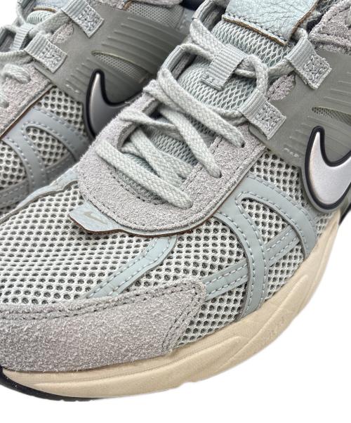 NIKE（ナイキ）NIKE (ナイキ) WMNS V2K RUN グレー×ホワイト サイズ:US 10の古着・服飾アイテム